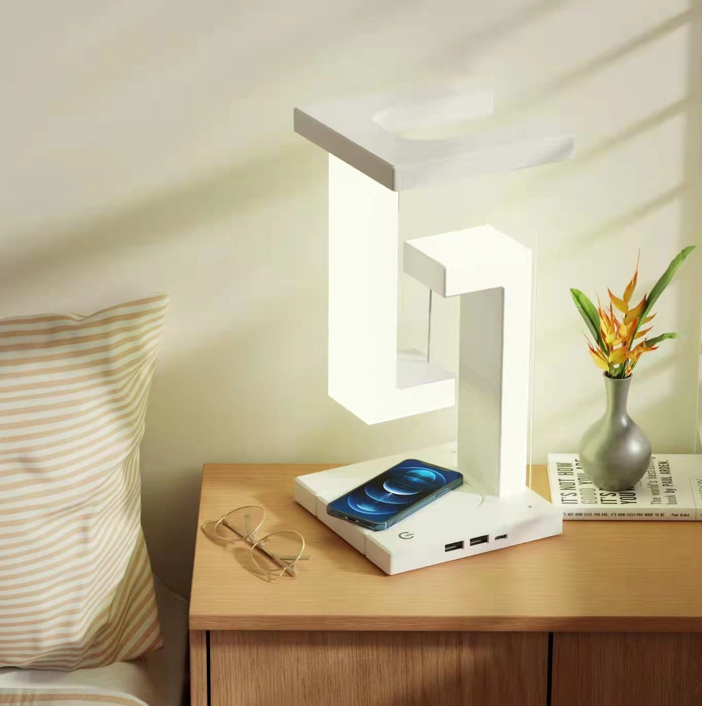 Smarta och moderna lampa med trådlös laddning för din smartphone.