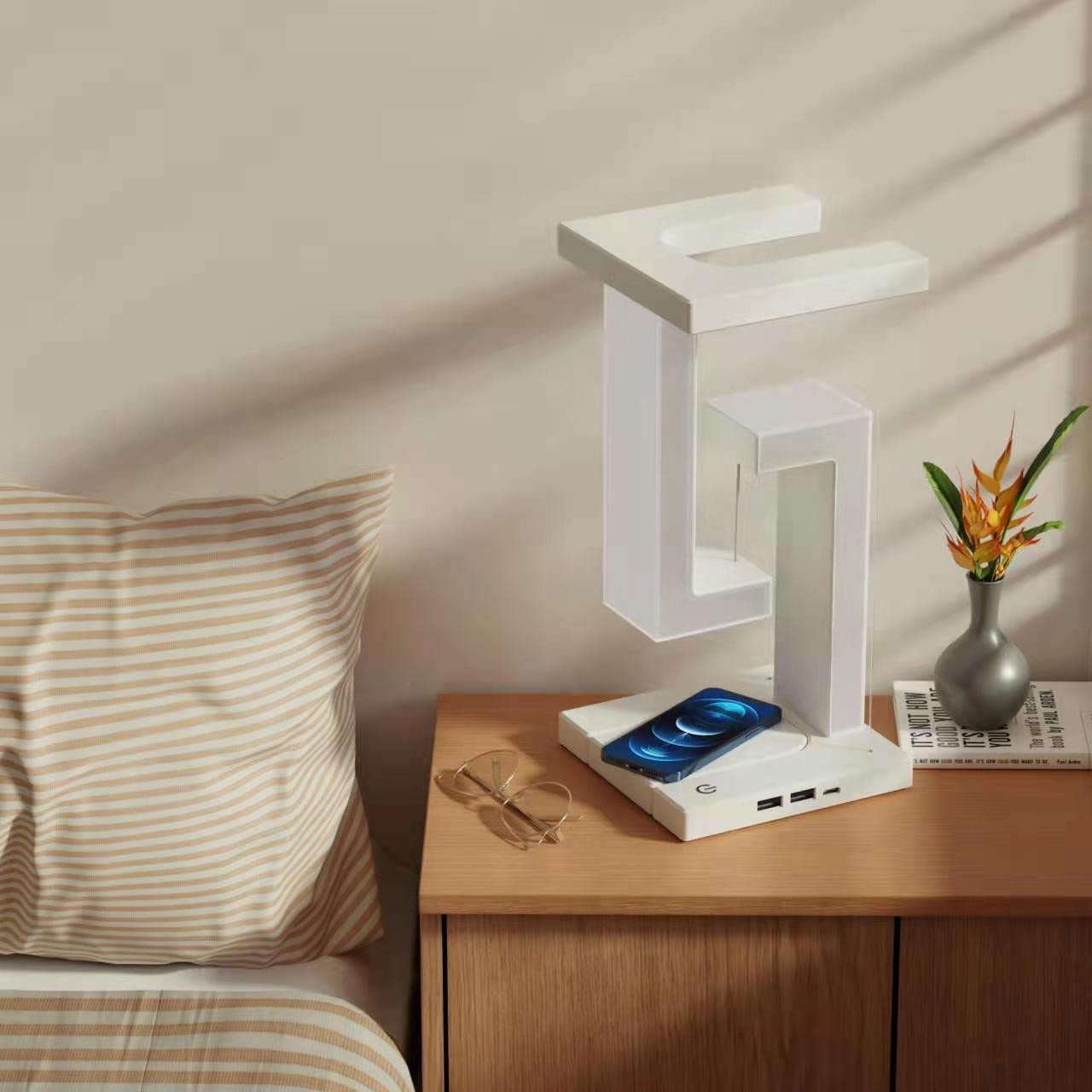 Smarta och moderna lampa med trådlös laddning för din smartphone.